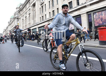 Regent Street, London, UK. 22. Oktober 2016. Eine große Gruppe von jungen Radfahrer mitfahren Regent Street viele von Ihnen ziehen stunts Stockfoto