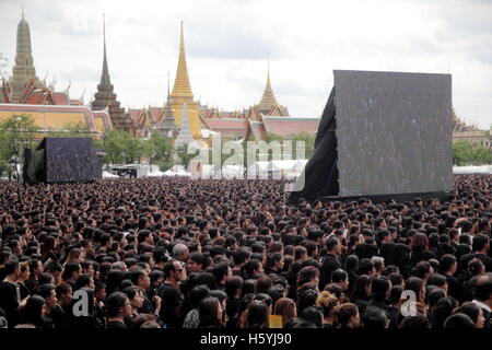 Bangkok, Thailand. 22. Oktober 2016. Trauernden gekleidet in schwarzen Gather außerhalb der Großmeisterpalast, für eine Aufnahme der königlichen Hymne zu Ehren von Thailands späten König Bhumibol Adulyadej, in Bangkok zu singen. Etwa hundert tausend Trauergäste versammelt, um die königliche Hymne an einer Veranstaltung zu singen, die von nationalen Künstlers und Filmemachers MC Chatrichalerm Yukol gedreht wurde. Thailands König Bhumibol Adulyadej ist nach langer Krankheit verstorben der Palast am 13. Oktober 2016 bekannt gegeben. Bildnachweis: Piti A Sahakorn/Alamy Live-Nachrichten Stockfoto