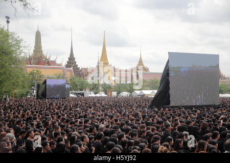 Bangkok, Thailand. 22. Oktober 2016. Trauernden gekleidet in schwarzen Gather außerhalb der Großmeisterpalast, für eine Aufnahme der königlichen Hymne zu Ehren von Thailands späten König Bhumibol Adulyadej, in Bangkok zu singen. Etwa hundert tausend Trauergäste versammelt, um die königliche Hymne an einer Veranstaltung zu singen, die von nationalen Künstlers und Filmemachers MC Chatrichalerm Yukol gedreht wurde. Thailands König Bhumibol Adulyadej ist nach langer Krankheit verstorben der Palast am 13. Oktober 2016 bekannt gegeben. Bildnachweis: Piti A Sahakorn/Alamy Live-Nachrichten Stockfoto