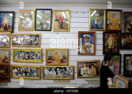 Bangkok, Thailand. 22. Oktober 2016. Bilder von Thailands späten König Bhumibol Adulyadej auf den Verkauf in einem Geschäft in Bangkok. Thailands König Bhumibol Adulyadej ist nach langer Krankheit verstorben der Palast am 13. Oktober 2016 bekannt gegeben. Bildnachweis: Piti A Sahakorn/Alamy Live-Nachrichten Stockfoto