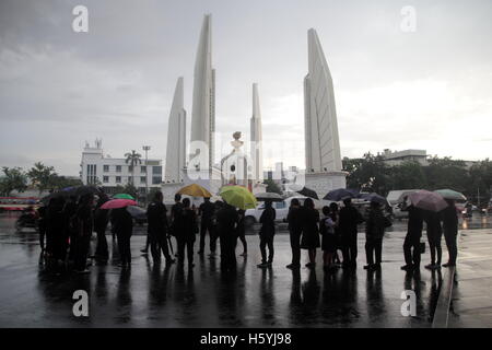 Bangkok, Thailand. 22. Oktober 2016. Trauernden gekleidet in schwarz, die Ehre der späten thailändischen König Bhumibol Adulyadej Bus auf der Straße in der Nähe von Democracy Monument in Bangkok warten. Thailands König Bhumibol Adulyadej ist nach langer Krankheit verstorben der Palast am 13. Oktober 2016 bekannt gegeben. Bildnachweis: Piti A Sahakorn/Alamy Live-Nachrichten Stockfoto