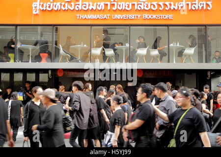 Bangkok, Thailand. 22. Oktober 2016. Trauernden gekleidet in schwarz, die Ehre der späten thailändischen Königs Bhumibol Adulyadej an der Thammasat-Universität in Bangkok. Thailands König Bhumibol Adulyadej ist nach langer Krankheit verstorben der Palast am 13. Oktober 2016 bekannt gegeben. Bildnachweis: Piti A Sahakorn/Alamy Live-Nachrichten Stockfoto