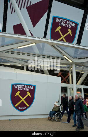 London,UK.22nd Oktober 2016. Körperlich behinderte Fußballfans feiern West Ham Premier-League-Sieg gegen Sunderland bei der London Olympia Stadion © Julio Etchart/Alamy Live News Stockfoto