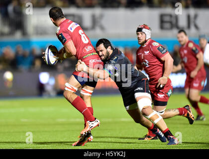 LONDON, ENGLAND - 22. Oktober 2016: John Barclay von Scarlets Angriff genommen während EPCR Champion Cup-Spiel zwischen Sarazenen und Scarlets Allianz Park auf Samstag. Bildnachweis: Taka Wu/Alamy Live-Nachrichten Stockfoto