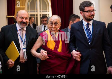 Prag, Tschechische Republik. 18. Oktober 2016. DALAI LAMA Besuch in Prag, Tschechien am 17. Oktober und 18. Februar 2016 und Weisheit und anlässlich der buddhistischen Forum 2000. © David Tesinsky/ZUMA Wire/ZUMAPRESS.com/Alamy Live-Nachrichten Stockfoto