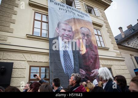 Prag, Tschechische Republik. 18. Oktober 2016. DALAI LAMA Besuch in Prag, Tschechien am 17. Oktober und 18. Februar 2016 und Weisheit und anlässlich der buddhistischen Forum 2000. © David Tesinsky/ZUMA Wire/ZUMAPRESS.com/Alamy Live-Nachrichten Stockfoto