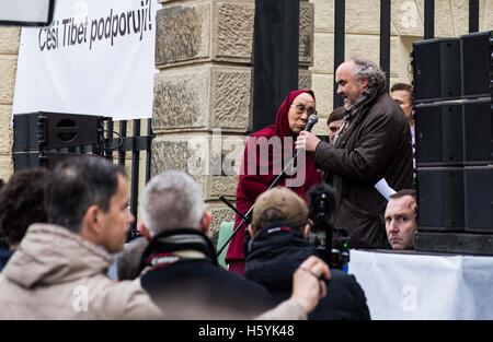 Prag, Tschechische Republik. 18. Oktober 2016. DALAI LAMA Besuch in Prag, Tschechien am 17. Oktober und 18. Februar 2016 und Weisheit und anlässlich der buddhistischen Forum 2000. © David Tesinsky/ZUMA Wire/ZUMAPRESS.com/Alamy Live-Nachrichten Stockfoto