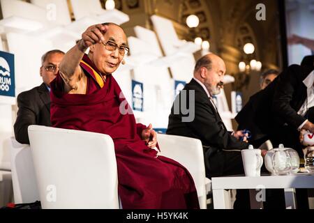 Prag, Tschechische Republik. 18. Oktober 2016. DALAI LAMA Besuch in Prag, Tschechien am 17. Oktober und 18. Februar 2016 und Weisheit und anlässlich der buddhistischen Forum 2000. © David Tesinsky/ZUMA Wire/ZUMAPRESS.com/Alamy Live-Nachrichten Stockfoto