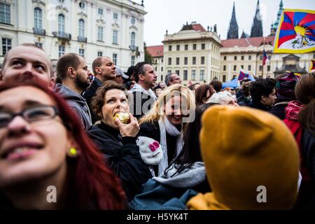 Prag, Tschechische Republik. 18. Oktober 2016. DALAI LAMA Besuch in Prag, Tschechien am 17. Oktober und 18. Februar 2016 und Weisheit und anlässlich der buddhistischen Forum 2000. © David Tesinsky/ZUMA Wire/ZUMAPRESS.com/Alamy Live-Nachrichten Stockfoto