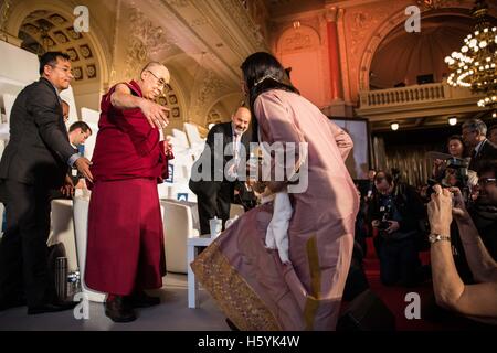 Prag, Tschechische Republik. 18. Oktober 2016. DALAI LAMA Besuch in Prag, Tschechien am 17. Oktober und 18. Februar 2016 und Weisheit und anlässlich der buddhistischen Forum 2000. © David Tesinsky/ZUMA Wire/ZUMAPRESS.com/Alamy Live-Nachrichten Stockfoto