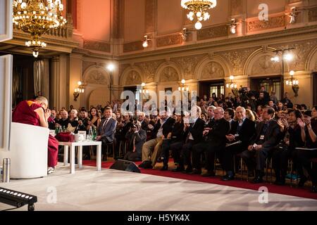 Prag, Tschechische Republik. 18. Oktober 2016. DALAI LAMA Besuch in Prag, Tschechien am 17. Oktober und 18. Februar 2016 und Weisheit und anlässlich der buddhistischen Forum 2000. © David Tesinsky/ZUMA Wire/ZUMAPRESS.com/Alamy Live-Nachrichten Stockfoto