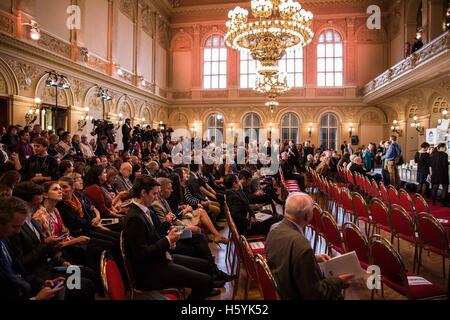 Prag, Tschechische Republik. 18. Oktober 2016. DALAI LAMA Besuch in Prag, Tschechien am 17. Oktober und 18. Februar 2016 und Weisheit und anlässlich der buddhistischen Forum 2000. © David Tesinsky/ZUMA Wire/ZUMAPRESS.com/Alamy Live-Nachrichten Stockfoto
