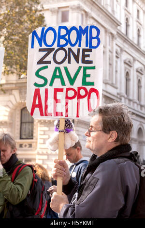 London, UK. 22. Oktober 2016. Aleppo Kinder. Eine Kundgebung fand außerhalb der 10 Downing Street in London zu fordern, dass Premierminister Mai kümmert sich der Kinder von Aleppo. Bildnachweis: Jane Campbell/Alamy Live-Nachrichten Stockfoto