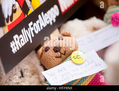 London, UK. 22. Oktober 2016. Aleppo Kinder. Eine Kundgebung fand außerhalb der 10 Downing Street in London zu fordern, dass Premierminister Mai kümmert sich der Kinder von Aleppo. Bildnachweis: Jane Campbell/Alamy Live-Nachrichten Stockfoto