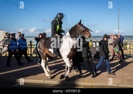 Antifaschistische Gruppen Zusammenstoß mit Kent Polizei bei einem Counter Protest gegen den rechtsextremen "White lebt Materie" Marsch durch die Stadt Margate in Kent, UK. Stockfoto