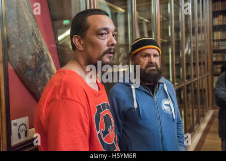 London, UK. 22. Oktober 2016. Rodney Kelly, ein Nachkomme der sechsten Generation des Gweagal Kriegers Cooman erschossen am Bein von Captain Cook und seine Crew bei ihrer ersten Landung in Australien an der Botany Bay im Jahre 1770, Stand mit vor seiner Vorfahren Schild im British Museum steht mit Bunna Lawrie. Bildnachweis: Peter Marshall/Alamy Live-Nachrichten Stockfoto