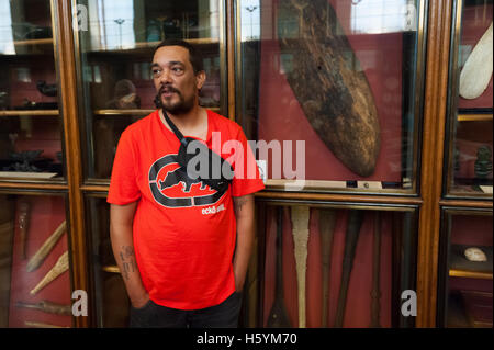 London, UK. 22. Oktober 2016. Rodney Kelly, ein Nachkomme der sechsten Generation des Gweagal Kriegers erschossen Cooman am Bein von Captain Cook und seine Crew bei ihrer ersten Landung in Australien an der Botany Bay in 1770 sprach vor seiner Vorfahren Schild im British Museum. Bildnachweis: Peter Marshall/Alamy Live-Nachrichten Stockfoto