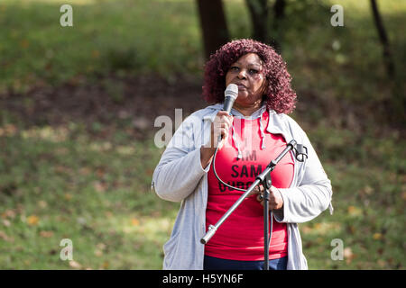 Cincinnati, OH, USA. 22. Oktober 2016. Die Mutter von Sam Dubose - Audrey Dubose stellt sich vor und spricht über ihren Sohn und schwarzen Leben Angelegenheit zu einer Masse der Demonstranten. Bildnachweis: Caleb Hughes/Alamy Live-Nachrichten. Stockfoto