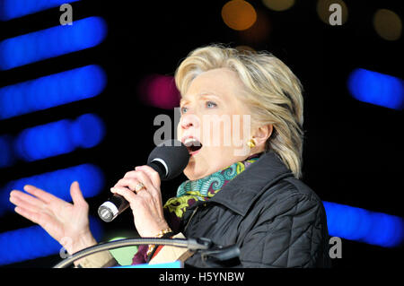 Philadelphia, Pennsylvania, USA. 22. Oktober 2016. Demokratischen Präsidentschaftskandidaten Hillary Clinton und Kandidaten für die Vizepräsidentschaft Senator Tim Kaine Kampagne in Philadelphia, PA, am 22. Oktober 2015 zusammen. Bildnachweis: Bastiaan Slabbers/Alamy Live-Nachrichten Stockfoto