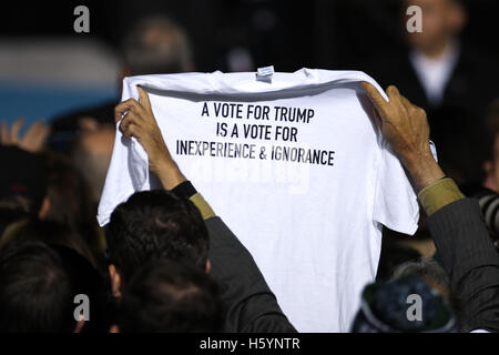 Philadelphia, Pennsylvania, USA. 22. Oktober 2016. T-Shirt auf einer demokratischen Organisation Kundgebung statt, an der University of Pennsylvania in Philadelphia PA Credit: Ricky Fitchett/ZUMA Draht/Alamy Live News Stockfoto