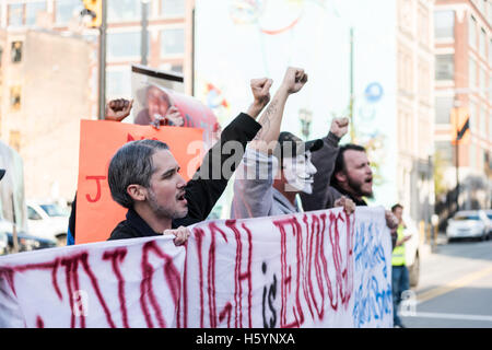 Cincinnati, OH, USA. 22. Oktober 2016. Mehrere Demonstranten tragen einen Banner "Genug ist genug" mit den Namen der schwarzen Männer erschossen von der Polizei auf der rechten Seite als Hashtags zu lesen. Bildnachweis: Caleb Hughes/Alamy Live-Nachrichten. Stockfoto