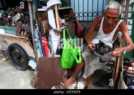 Pekanbaru, Riau, Indonesien. 23. Oktober 2016. Haji Malin Schuh Reparatur Preise zwischen IDR 5000 ($ 0,3) bis hin zu IDR 20000 © Dedy Sutisna/ZUMA Draht/Alamy Live News Stockfoto