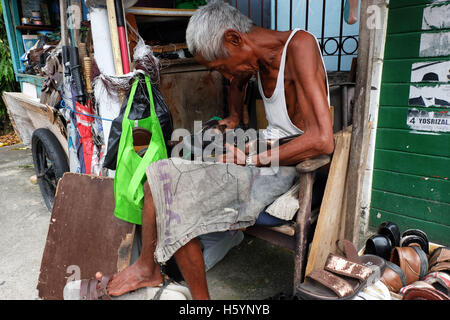 Pekanbaru, Riau, Indonesien. 23. Oktober 2016. Seine frühen Arbeiten einen Schuh-Mechaniker im Jahr 1995 und jetzt ist er Hadsch vom Ergebnis Ergebnisse repariert Schuhe. © Dedy Sutisna/ZUMA Draht/Alamy Live-Nachrichten Stockfoto