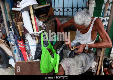 Pekanbaru, Riau, Indonesien. 23. Oktober 2016. Haji Malin eröffnet einen Schuh repariert Stände auf Gehwegen nur mit einem Wagen, der nicht mehr leuchtet. © Dedy Sutisna/ZUMA Draht/Alamy Live-Nachrichten Stockfoto