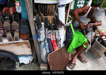 Pekanbaru, Riau, Indonesien. 23. Oktober 2016. Haji Malin bemüht sich, sein Leben und seine Familie, wenn die wirtschaftliche Bedingungen sind hart. © Dedy Sutisna/ZUMA Draht/Alamy Live-Nachrichten Stockfoto