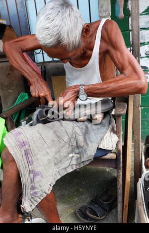 Pekanbaru, Riau, Indonesien. 23. Oktober 2016. Mit dem Zustand Körper mit schlaffe Haut Ursache Alter, Haji Malin noch in der Lage, Reparatur von Schuhen von 08:00 bis 17:00 jeden Tag zu arbeiten. © Dedy Sutisna/ZUMA Draht/Alamy Live-Nachrichten Stockfoto