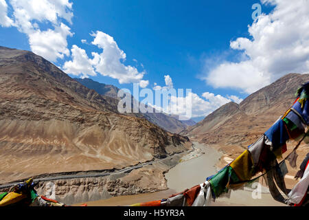 Der Mündung des Flusses Zanskar (von oben) und der Indus in Ladakh, Indien. Stockfoto