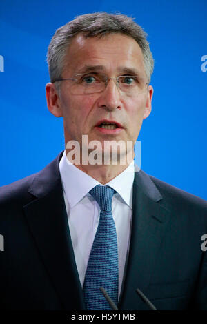 Jens Stoltenberg - Treffen der dt. Bundeskanzlerin Mit Dem NATO-Generalsekretaer, Bundeskanzleramt, 2. Juni 2016, Berlin. Stockfoto