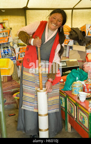 Tibetische Frau macht Yak-Butter. Tibetische Nomaden durch die Straße von Paryang nach Manasarowar, Tibet, China. Stockfoto