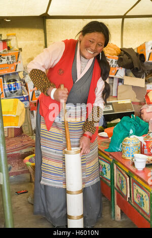 Tibetische Frau macht Yak-Butter. Stockfoto