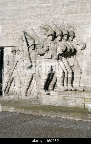 Das "39er Denkmal", ab Juli 1939 auf dem 39. Füsilier-Regiment am Reeser Platz, Düsseldorf, Nordrhein-Westfalen Stockfoto