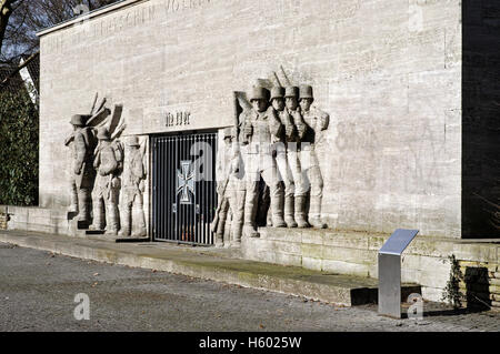 Das "39er Denkmal", ab Juli 1939 auf dem 39. Füsilier-Regiment am Reeser Platz, Düsseldorf, Nordrhein-Westfalen Stockfoto