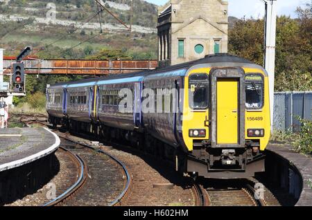 Zwei Klasse 156 Diesel Zug Ankunft am Gleis 1 am Bahnhof von Carnforth mit einem Passagier Triebzüge nach Preston. Stockfoto