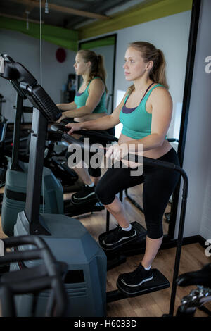 Schwangere Frau Training auf Crosstrainer Stockfoto