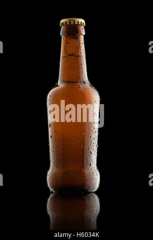 Nassen Bierflasche auf schwarzem Hintergrund isoliert Stockfoto
