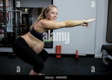 Porträt der schwangeren Frau, die Durchführung von stretching-Übung Stockfoto