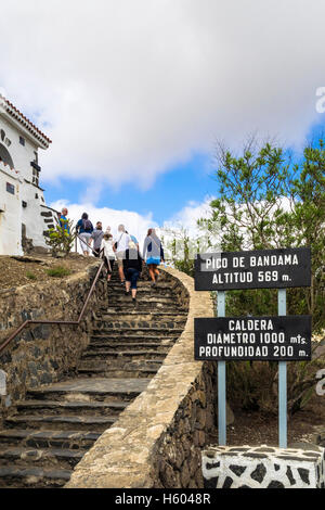 Besucher, die Treppe hinauf zu einem Gipfel Blick auf die Caldera de Bandama (Vulkankrater), Gran Canaria, Kanarische Inseln, Spanien Stockfoto