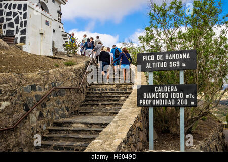 Besucher, die Treppe hinauf zu einem Gipfel Blick auf die Caldera de Bandama (Vulkankrater), Gran Canaria, Kanarische Inseln, Spanien Stockfoto