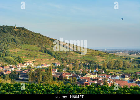 Langenlois: Blick vom Kogelberg Kamptal-Tal, Weinberge, Aussichtsturm Kamptalwarte, Dorf Zöbing, Heißluftballon, W Stockfoto