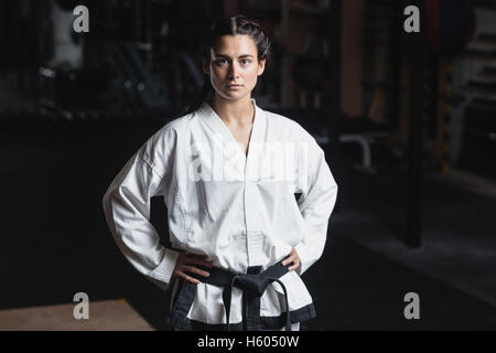 Porträt von Karate Frau mit Hand auf der Hüfte Stockfoto