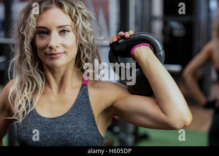 Schöne Frau heben kettlebell Stockfoto