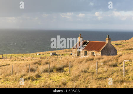 Eine verlassene Croft Haus am Melvaig, einem abgelegenen Dorf auf der Küste von Wester Ross, Schottisches Hochland. Stockfoto