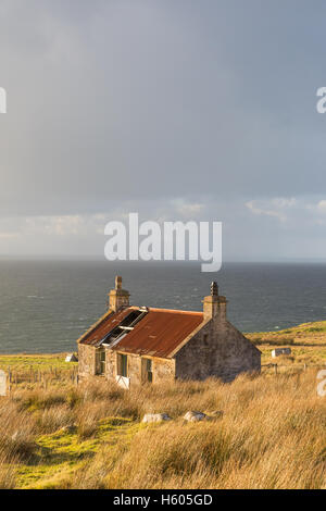 Eine verlassene Croft Haus am Melvaig, einem abgelegenen Dorf auf der Küste von Wester Ross, Schottisches Hochland. Stockfoto