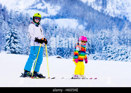 Jungen und Mädchen in Bergen Skifahren. Kleinkind Kind und Teenager mit Helm, Brille, Polen. Skirennen für Kinder. Wintersport Stockfoto