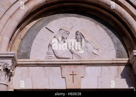 Relief, das die Begegnung Jesu mit Maria am Eingang der Kirche der armenischen Katholiken darstellt, die „Gottesmutter vom Krampf“ genannt wird. An der 4.. Station des Kreuzes, an der Jesus seine Mutter, die Jungfrau Maria, traf, Auch bekannt als Heilige Maria in der Via Dolorosa Straße Altstadt Ost-Jerusalem Israel Stockfoto