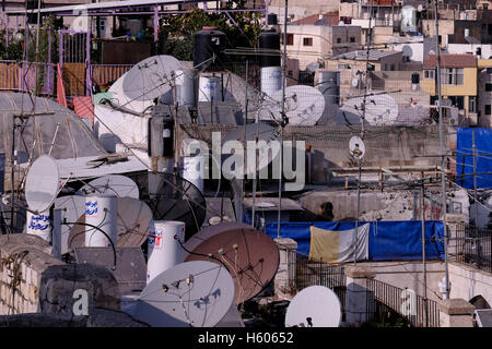 Weißen Tanks Wasser - Heizungen und Satellitenschüsseln auf dem Dach der Häuser im muslimischen Viertel der Altstadt Ost Jerusalem Israel Stockfoto